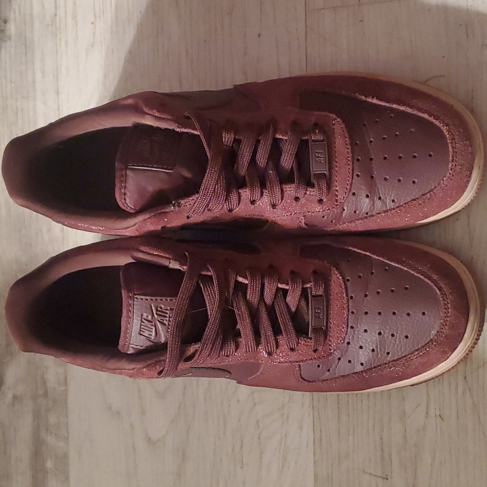 Rare Nike Women's Burgundy Metallic Air Force Low '07 Size 10